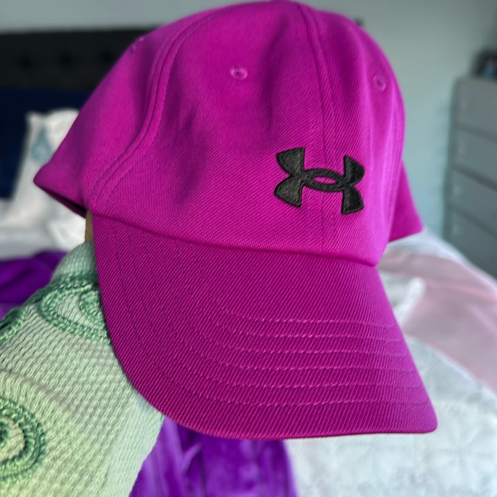 UNDER ARMOUR hat in fuchsia.